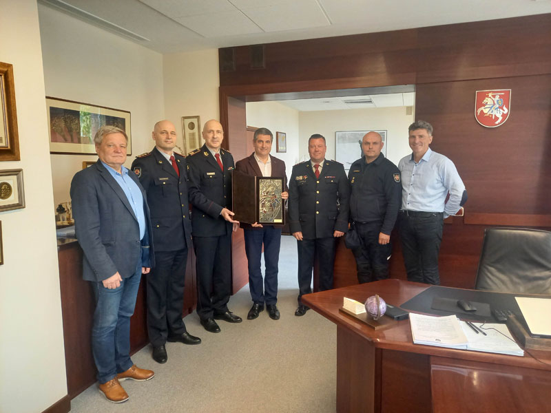 APDOVANOJO. Neringos savivaldybė apdovanota už atsakingą požiūrį į gaisrų prevenciją. Neringos savivaldybės nuotr.