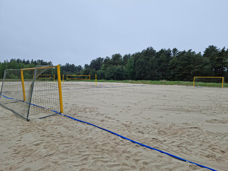 ATNAUJINTAS sporto aikštynas Nidoje kviečia aktyviai praleisti laisvalaikį. Neringos savivaldybės nuotr.