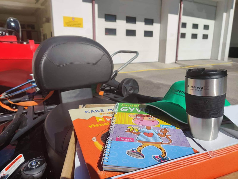 DOVANOS. Aktyviausieji ir labiausiai susidomėjusieji prevencinės akcijos metu pateikta informacija buvo apdovanoti dovanėlėmis. Neringos savivaldybės nuotr.