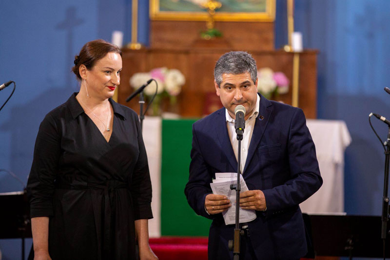 PALAIKYMĄ festivaliui bei publikai siuntė ir ilgametis festivalio globėjas prezidentas Valdas Adamkus, kurio sveikinimo žodį renginyje perskaitė Neringos meras Darius Jasaitis. Gintauto BERŽINSKO nuotr.