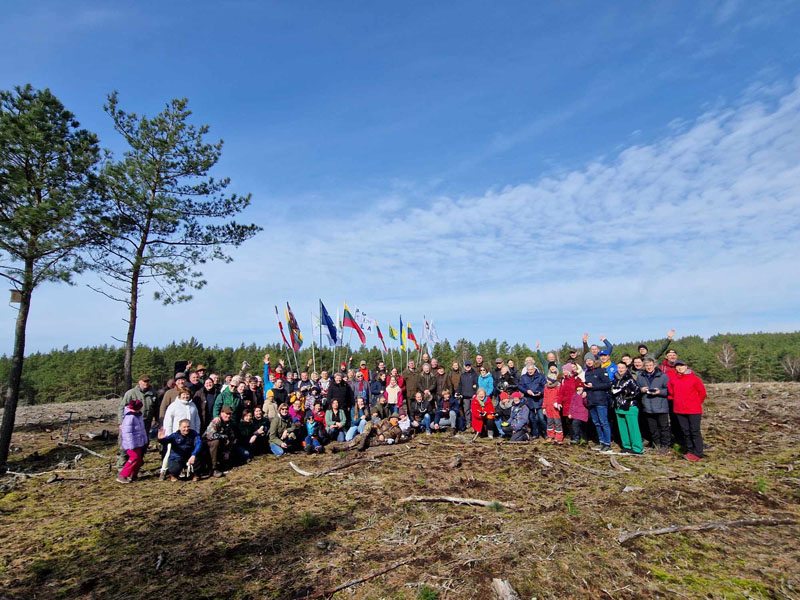 Į miškasosdį, skirtą Švyturių metams paminėti, susirinko gausus būrys talkininkų. Kretingos miškų urėdijos nuotr.