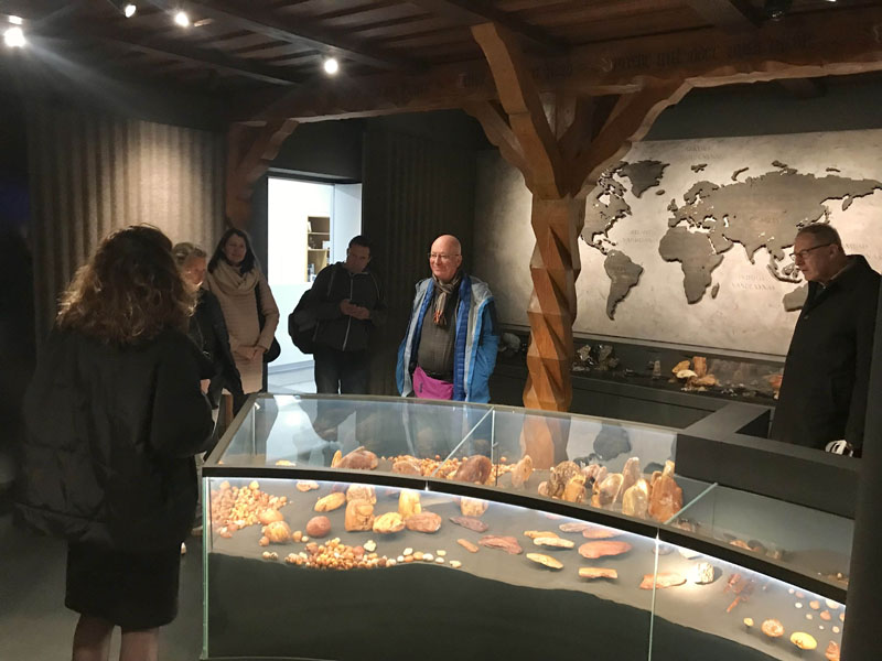 MUZIEJUJE. Viena iš Neringoje aplankytų įžymybių - Mizgirių gintaro muziejus.