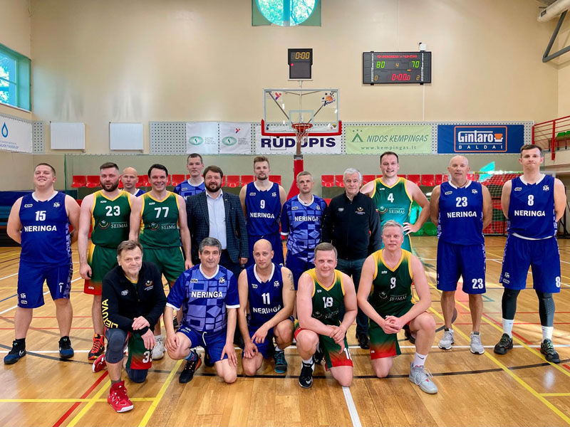 RUNGĖSI. Lietuvos krepšinio šimtmečio proga Neringoje vyko draugiškos krepšinio rungtynės. Neringos savivaldybės nuotr.