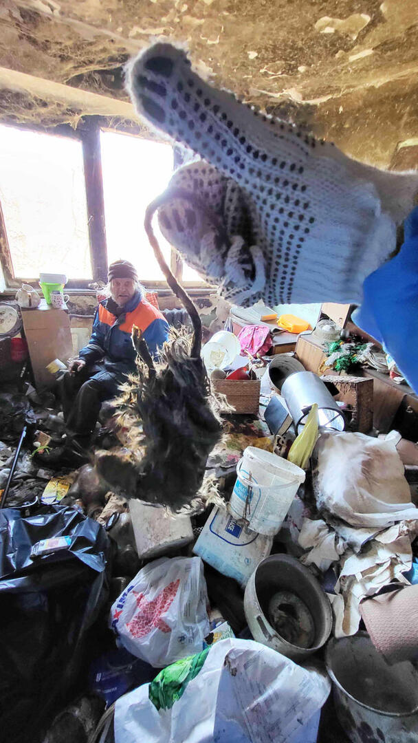 „Bulvarą“ sukrėtė Sulupės gatvės gyventojo buto nuotraukos, kurias atsiuntė socialiai aktyvus klaipėdietis. Socialinių įgūdžių stokojantis, galimai net psichikos negalią turintis Stanislovas savo gyvenamąjį plotą pavertė sąvartynu.