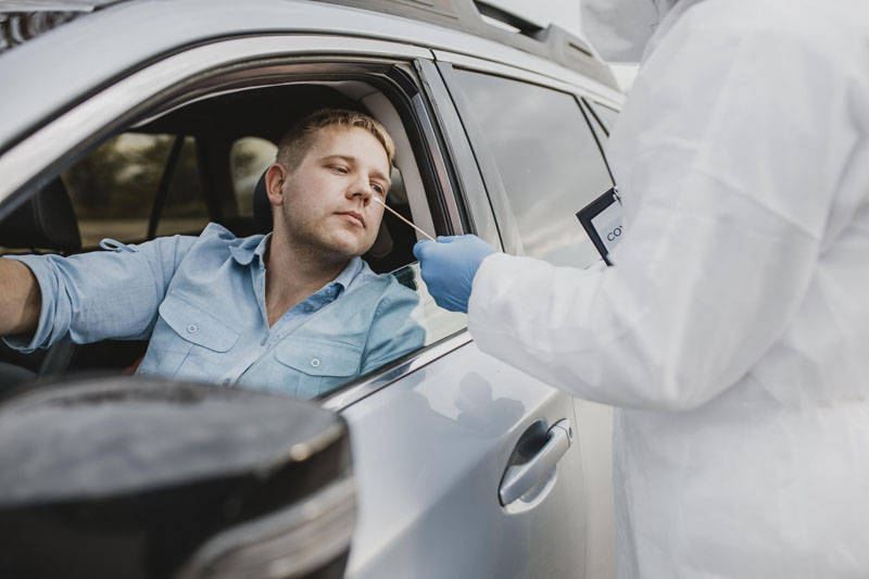 TYRIMAS. COVID-19 simptomus jaučiantiems asmenims siūloma susisiekti su savo šeimos gydytoju, kuris užregistruos pacientą skubiam PGR tyrimui. Asociatyvi „Pixabay“ nuotr.