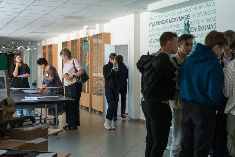 EMOCIJOS. Lietuvių kalbos ir literatūros egzaminą laikę abiturientai vieni su kitais dalijosi įspūdžiais po išbandymo. Vitos JUREVIČIENĖS nuotr.