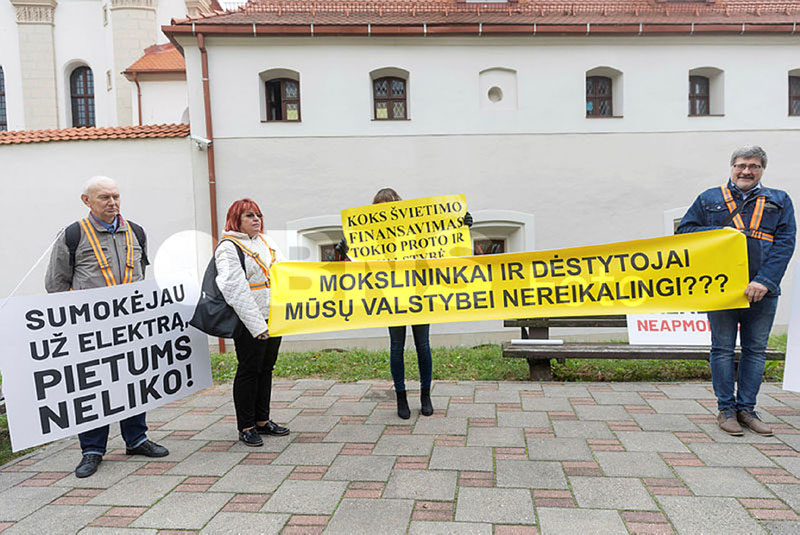 PROTESTAS. Lietuvos aukštųjų mokyklų atstovai vakar savo lūkesčius išreiškė protestu prie Švietimo, mokslo ir sporto ministerijos. Dainiaus LABUČIO (ELTA) nuotr.