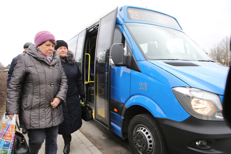 NEMOKAMAI. Beveik viskam brangstant, 70 metų sulaukę asmenys Klaipėdos autobusais šiemet galės važiuoti įsigiję tik 10 eurų kainuojantį metinį bilietą, tiesa pilną važiavimo kainą apmokės miestas iš biudžeto. Vitos JUREVIČIENĖS nuotr.