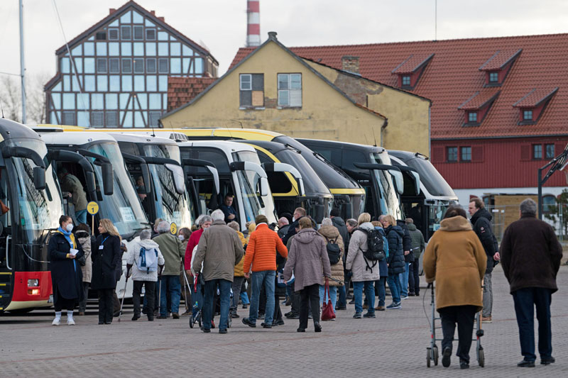 VAIZDAS. Kruizinių laivų terminale Klaipėdoje seniai matytas vaizdas - pirmo šį sezoną kruizinio laivo „Hamburg“ keleiviai eina sėsti į autobusus, kurie juos išveš į ekskursijas. Vitos JUREVIČIENĖS nuotr.