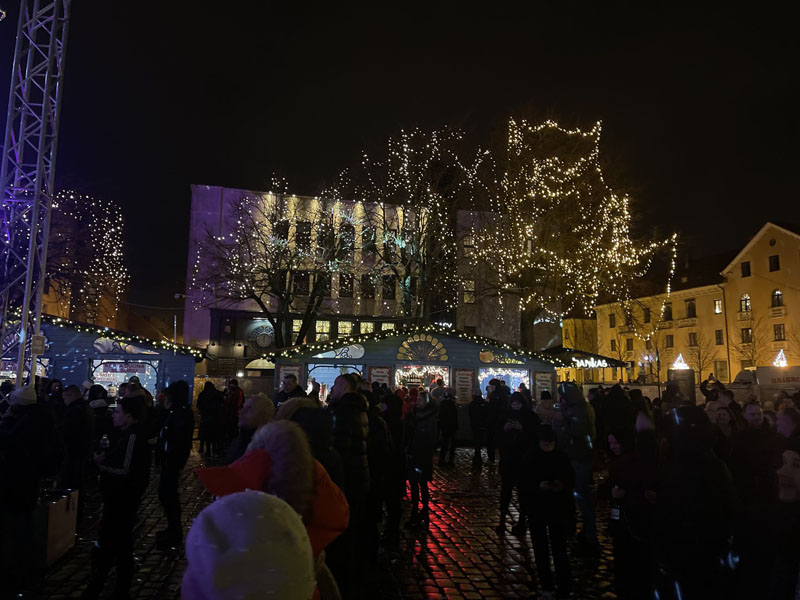 NEDELSĖ. Nors Naujuosius metus uostamiesčio širdyje esančioje Teatro aikštėje sutiko daugybė žmonių, pasibaigus vidurnaktį prasidėjusiam lazerių šou, nereikėjo ilgai laukti, kad senamiesčio gatvės vėl ištuštėtų. Pauliaus MATULEVIČIAUS nuotr.