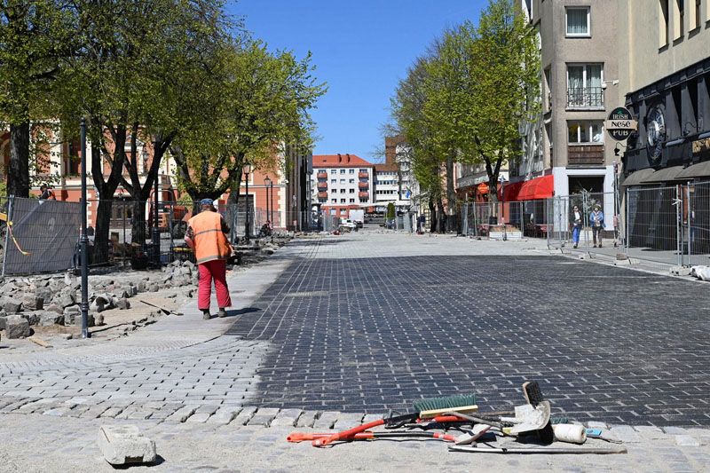 SENAMIESTIS. Senamiesčio maitinimo įstaigų atstovai laukia, kuomet bus baigti gatvių tvarkymo darbai. Meras Arvydas Vaitkus sako, kad su rangovais pavyko susitarti, jog pagrindiniai darbai būtų atlikti iki sezono pradžios. Vitos JUREVIČIENĖS nuotr.