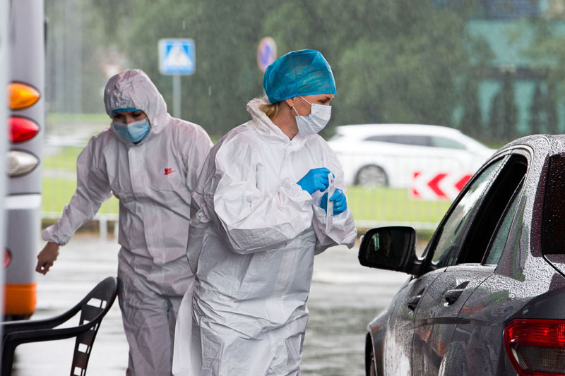 BE EILĖS. Klaipėdiečiai, jaučiantys simptomus, registruojami pasidaryti PGR testus per šeimos gydytojus be eilės. Vitos JUREVIČIENĖS nuotr.