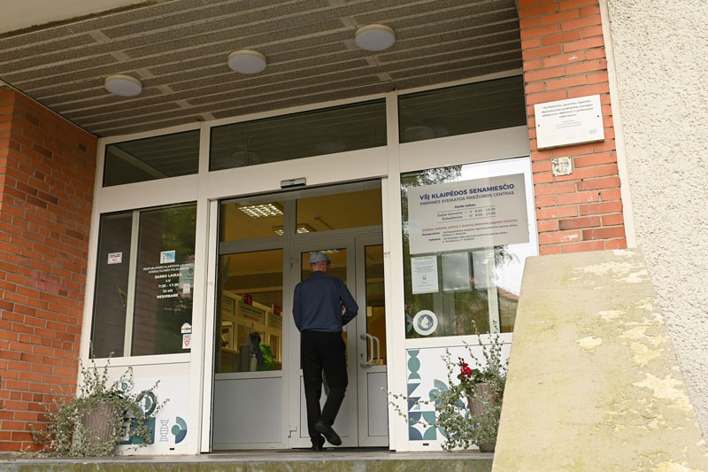 DARBUOTOJAI. Vadinamojoje senamiesčio poliklinikoje dirba tik 7 šeimos gydytojai, tačiau iš viso įstaigoje yra 37 darbuotojai, kurių vidutinis darbo užmokestis - 2 710 eurų. Vitos JUREVIČIENĖS nuotr.