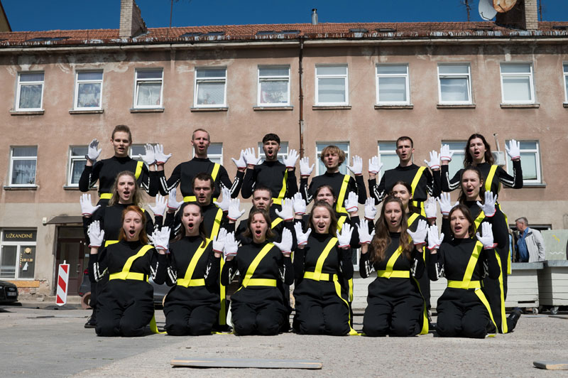 VEIKSMAS. Turgavietės šventės proga Senajame turguje pasirodymą surengė Lietuvos muzikos ir teatro akademijos trečiakursiai studentai. 