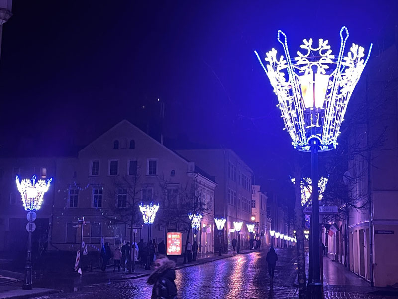 NEDELSĖ. Nors Naujuosius metus uostamiesčio širdyje esančioje Teatro aikštėje sutiko daugybė žmonių, pasibaigus vidurnaktį prasidėjusiam lazerių šou, nereikėjo ilgai laukti, kad senamiesčio gatvės vėl ištuštėtų. Pauliaus MATULEVIČIAUS nuotr.