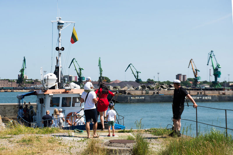 PROBLEMA. Pramoginiai laiveliai, plukdantys žmones į delfinariumą, neturi galimybės saugiai įlaipinti iš išlaipinti keleivių. Pasieniečiai informuoja, kad jau rengiamas krantinių Kopgalyje rekonstrukcijos projektas. 