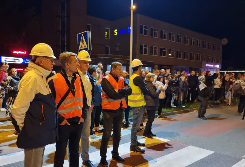 STEBĖJO. Rekordinio krovinio pervežimą šeštadienio naktį atidžiai stebėjo (iš kairės) „Begos“ valdybos pirmininkas Aloyzas Kuzmarskis, Klaipėdos meras Arvydas Vaitkus, „Begos“ generalinis direktorius Laimonas Rimkus, Klaipėdos vicemeras Algirdas Kamarauskas. Redakcijos archyvo nuotr.