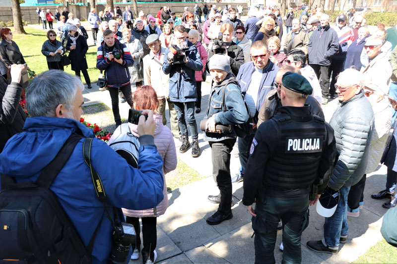 ŠVENTĖ. Rusiškas dainas per kolonėles leidusį vyriškį bandė drausminti policijos pareigūnai, tačiau bergždžiai, todėl muzika skambėjo toliau, dainas lydėjo plojimai ir šūksniai „Ура!“