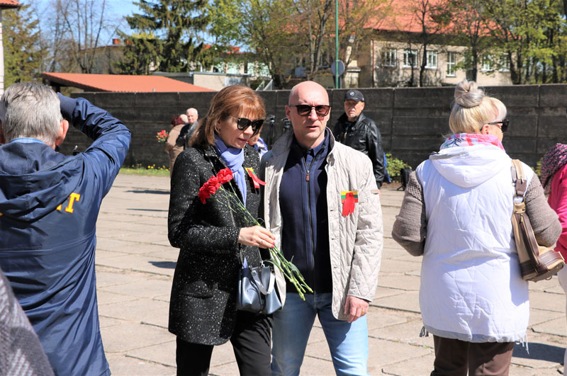 NAUJOVĖ. Georgijaus juostelės - uždraustos. Kai kurie gegužės 9-osios dalyviai atėjo įsisegę trispalves su raudonomis juostelėmis. 