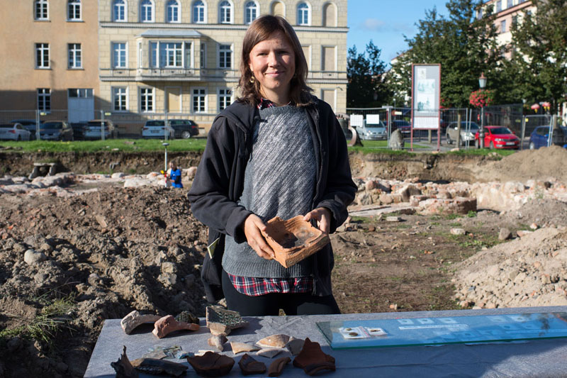 RADINIAI. Pasak archeologės Monikos Ratkevičiūtės-Lisauskienės, archeologai atrado ne tik palaidojimus, bet ir įvairių kitų įdomių radinių: monetų, sagų, koklių, pypkių antgalių ir pan. 