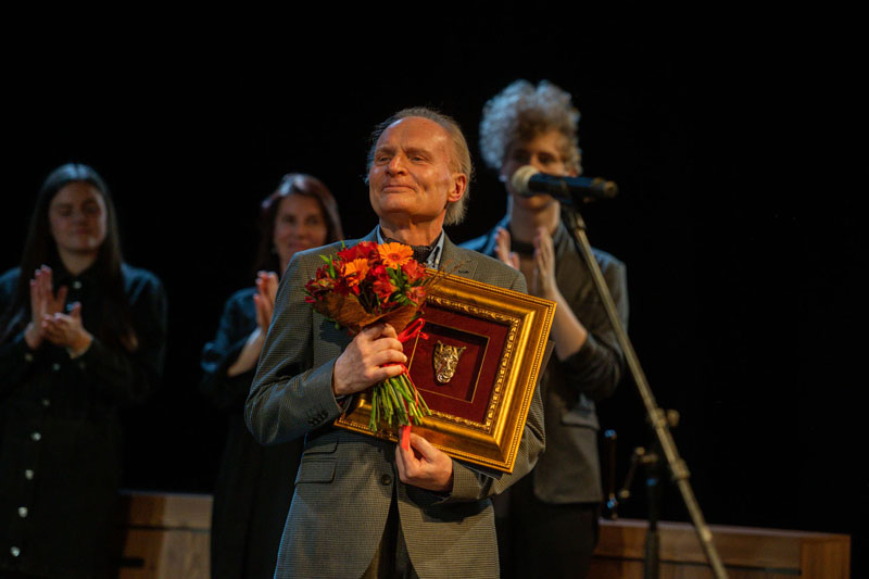 UŽ NUOPELNUS. „Padėkos kaukė“ ir nominacija už nuopelnus teatro menui skirta Klaipėdos valstybinio muzikinio teatro solistui Šarūnui Juškevičiui. Eglės SABALIAUSKAITĖS nuotr.