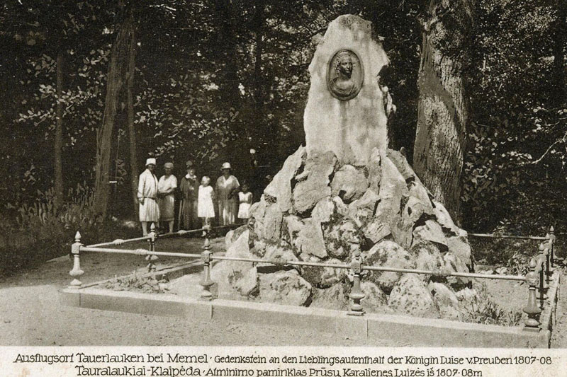 BARBARAI. Anot amžininkų, sovietų armijos kariai bronzinį, bareljefinį karalienės Luizės atvaizdą naudojo kaip taikinį ir jį suvarpė kulkomis. Dingo ir pagrindinis akmuo, o apačioje esantieji suversti į duobę bei užkasti. Deniso NIKITENKOS archyvo nuotr.