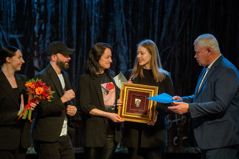 KOMANDA. Klaipėdos valstybinio muzikinio teatro baleto trupės šokėjų komanda „Padėkos kauke“ apdovanota kaip „Metų teatro kūrybinė komanda“ už vienaveiksmius spektaklius „Stabat Mater“ ir „Šventasis pavasaris“. Eglės SABALIAUSKAITĖS nuotr.