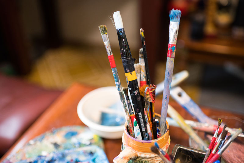 DAŽAI. Dmitrijaus bute kvepia aliejiniais dažais - vyksta kūrybinis procesas. Vitos JUREVIČIENĖS nuotr.