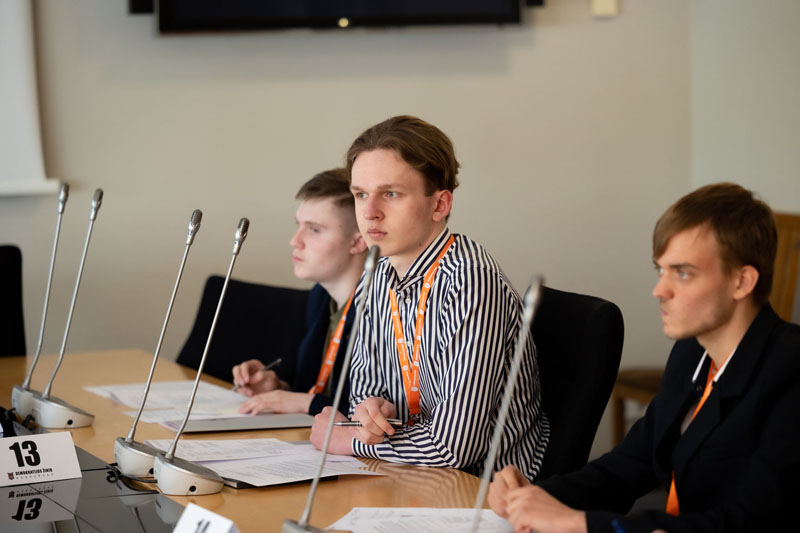 DISKUSIJOS. Algirdas Grinas (centre) teigė, jog ruoštis reikėjo ne tik skaitant knygas, bet ir stebint Seimo darbą.  A. Grino archyvo nuotr.