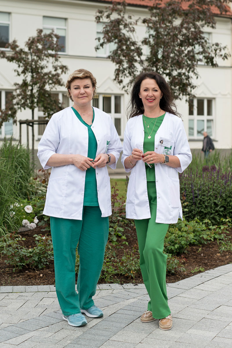 PASITEISINO. „Pacientai džiaugiasi, kad tą pačią dieną yra išleidžiami namo“, - sakė gydytoja Rasa Babičenko (kairėje).  Pasak vadovės Svajos Kundrotienės (pirma iš dešinės), sprendimas įkurti Dienos chirurgijos centrą kaip atskirą modulį pasiteisino su kaupu.  Vitos JUREVIČIENĖS nuotr.