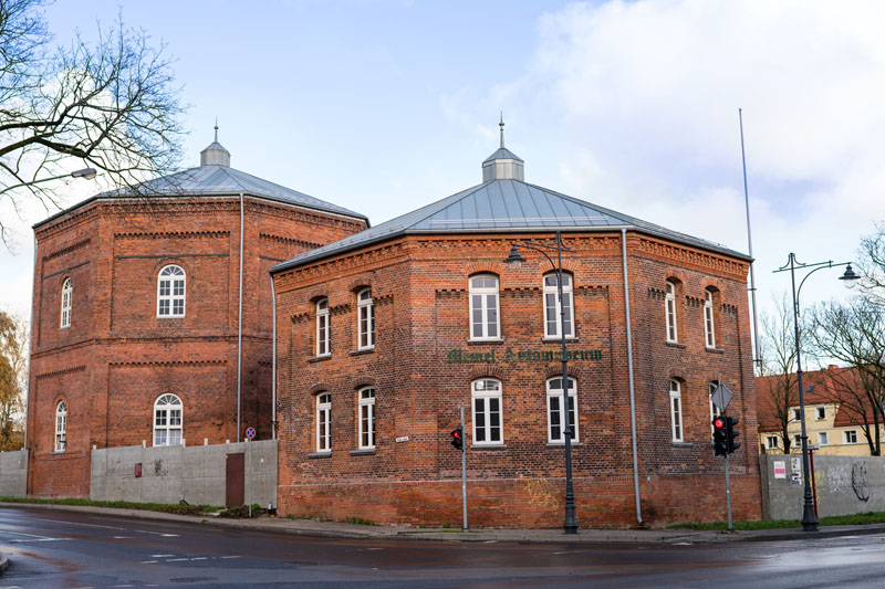 Dujų fabrikas, Liepų g. 47 Dujų fabrikas pastatytas siekiant pagerinti gatvių apšvietimą 1861 m. Tai pirmas didesnis pramoninis statinys, pastatytas miesto lėšomis. Pastatų komplekso atgaivinimo projektą įgyvendina VšĮ „Augustus“ ir pastatų savininkas Augustinas Jankevičius. Kompleksą planuojama paversti miesto traukos centru, teritorijoje veiks automobilių muziejus.