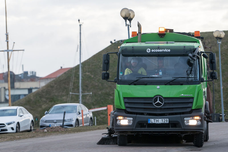 PASIRUOŠĖ. „Ecoservice“ sandėliai jau pripildyti keliams barstyti žiemą skirtos druskos. Vitos JUREVIČIENĖS nuotr.