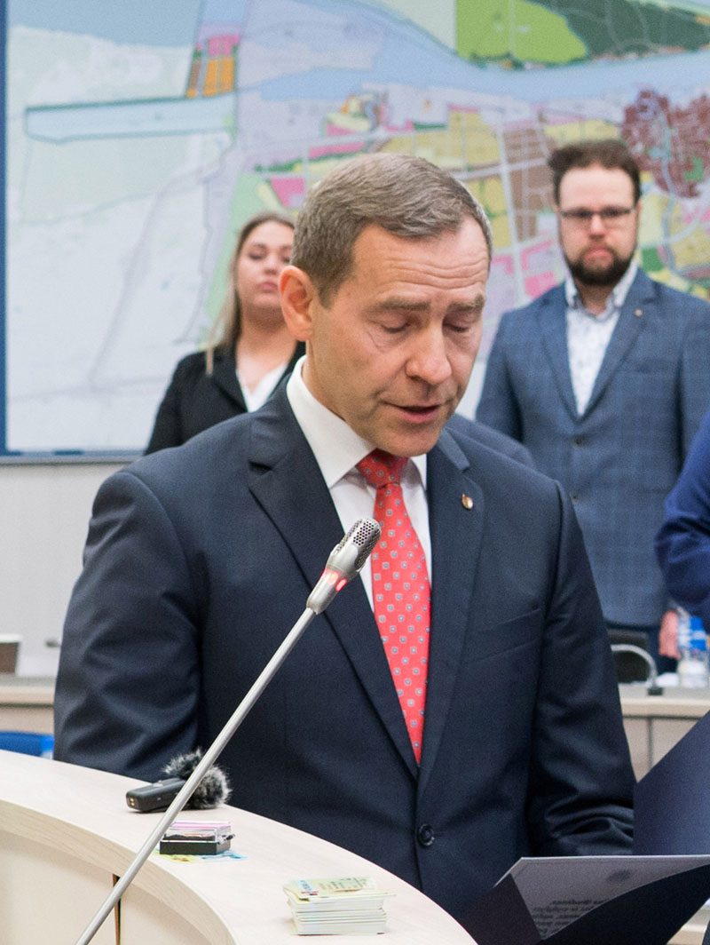 PASPIRTUKAI. Tarybos narys Saulius Budinas valdžiai po miestą siūlo važinėtis elektiniais paspirtukais.  Vitos JUREVIČIENĖS nuotr.