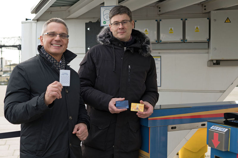 BENDRADARBIAVIMAS. AB „Smiltynės perkėla“ generalinis direktorius Mindaugas Čiakas (kairėje) ir l. e. p. VšĮ „Klaipėdos keleivinis transportas“ vadovas Andrius Samuilovas. Bendradarbiaujant šioms dviem įstaigoms, klaipėdiečiams keltis keltu bus patogiau. 