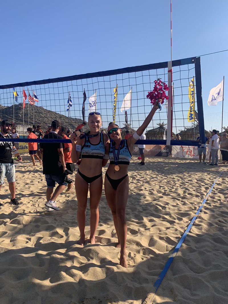 SU MEDALIAIS. Pasaulinio lygio „Pro Beach Tour Futures“ turnyre Klaipėdos pliažo tinklinio klubo atstovės Ieva Dumbauskaitė ir Gerda Grudzinskaitė džiaugėsi iškovojusios bronzos medalius. Asmeninio archyvo nuotr.