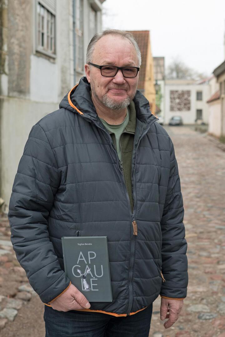 „Visoje knygoje tikriausiai nėra nė vienos novelės, kurioje nebūtų žodžio “apgaulė„. Tai dėl to, kad aš pats buvau apgautas“, - atvirauja S. Benetis.