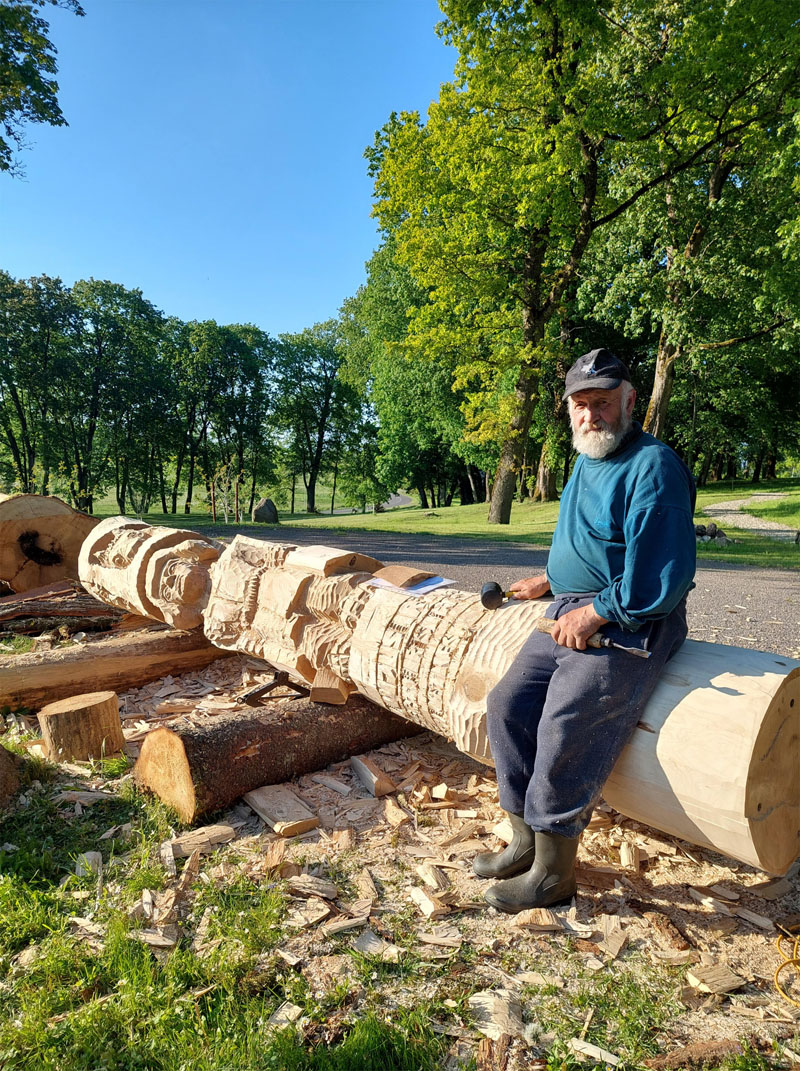 Medžio drožėjas Pranas Petronis medžio skulptūrų alėją pagal D. Poškos kūrinį „Mužikas Žemaičių ir Lietuvos“ papildė dar dviem kūriniais.