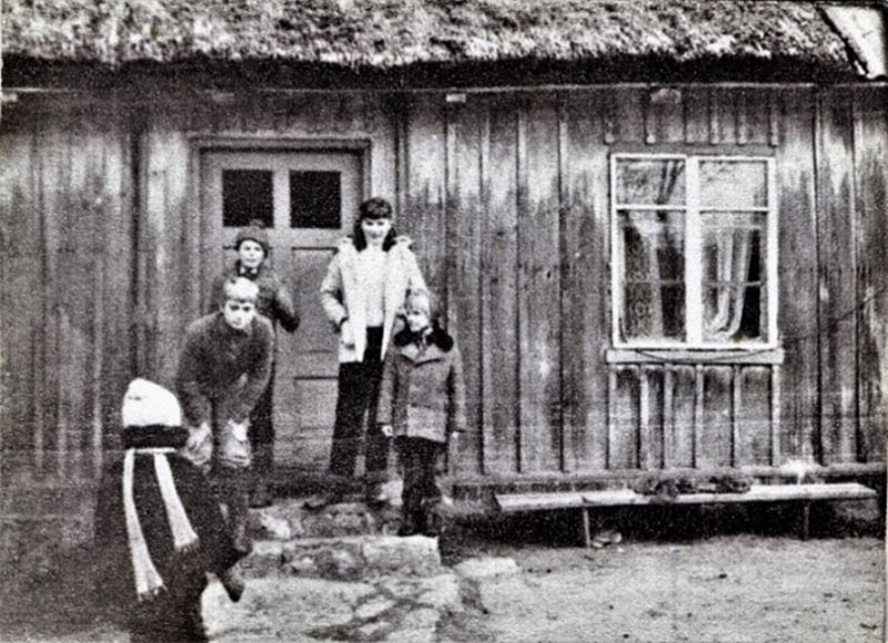 Irena Šukytė su broliuku Arnoldu svečiuose pas savo antros eilės pusbrolius ir pusseseres prieš jiems išvykstant į Vokietiją. Dreižiai, apie 1979 m.