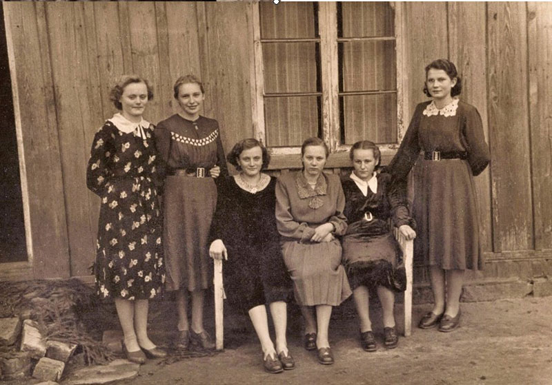 Jaunos merginos Dreižiuose, apie 1960 m. Iš dešinės stovi Annos Vytienės dukra Irmgard,  iš kairės – jos pusseserė, Lenos Paurienės dukra Gerda, antra nežinoma. Iš kairės sėdi pusseserės Erika ir Erna, trečia – nežinoma.