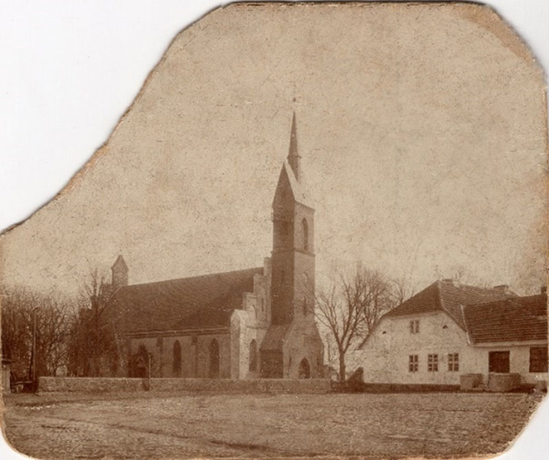 Jaunuoliai susipažino ir susituokė Priekulės evangelikų liuteronų bažnyčioje. Anna giedojo bažnyčios chore, o Vilius grojo dūda.  Per karą bažnyčia apdegė, 1954 m. sulyginta buldozeriais su žeme. 