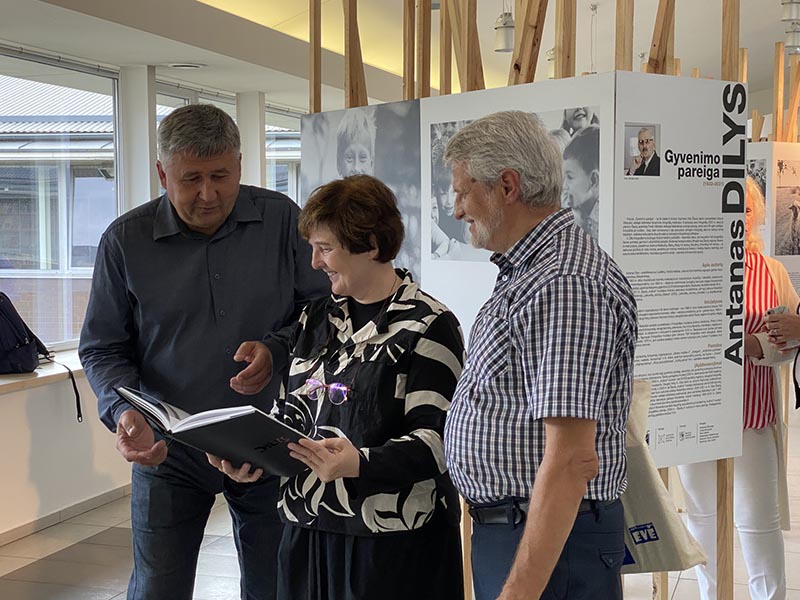 RYŠYS. Iš kairės: fotomenininko Antano Dilio sūnus Raimondas Dilys, Klaipėdos apskrities Ievos Simonaitytės viešosios bibliotekos kultūros programų vadovė Daiva Nakrošienė ir Šiaulių rajono savivaldybės Vytauto Vitkausko viešosios bibliotekos direktoriaus pavaduotojas Almantas Šlivinskas pasidžiagė užsimezgusiais ryšiais tarp Šiaulių ir Klaipėdos.  Austėjos ZOVYTĖS nuotr.