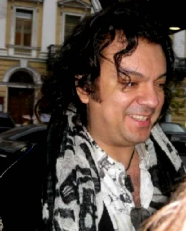 Matyt, tai priklauso nuo amžiaus. Juk Kirkorovui jau 52 metai. Maždaug šiame amžiuje vyrai pradeda plikti. Deja, dainininkė šios problemos neišvengė. Mes, žinoma, to nepastebime, nes dainininkė naudoja peruką.   Tačiau atostogų metu Filipas šio aksesuaro atsisako. Ir tada ant jo galvos jau matosi plikė.