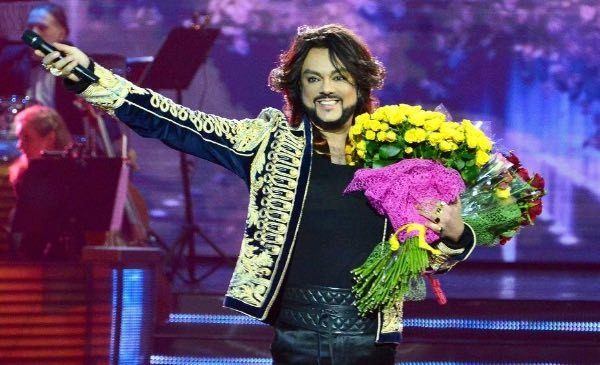 Matyt, tai priklauso nuo amžiaus. Juk Kirkorovui jau 52 metai. Maždaug šiame amžiuje vyrai pradeda plikti. Deja, dainininkė šios problemos neišvengė. Mes, žinoma, to nepastebime, nes dainininkė naudoja peruką.   Tačiau atostogų metu Filipas šio aksesuaro atsisako. Ir tada ant jo galvos jau matosi plikė.