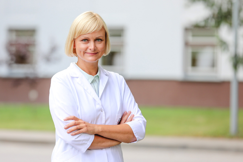 Gydytoja pulmonologė dr. N. Vagulienė sako, kad gydymo nereikėtų pradėti nuo antibiotikų, nes antibiotikai COVID-19 viruso neveikia. Nuotr. iš Kauno klinikų archyvo