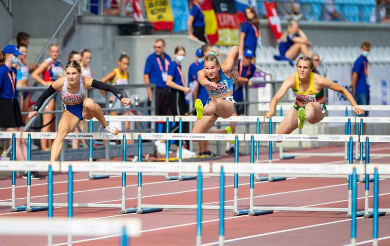 Gabija Klimukaitė (pirma iš dešinės) užfiksavo naują Lietuvos 100 m barjerinio bėgimo 18-mečių rekordą – 13,84 sek.