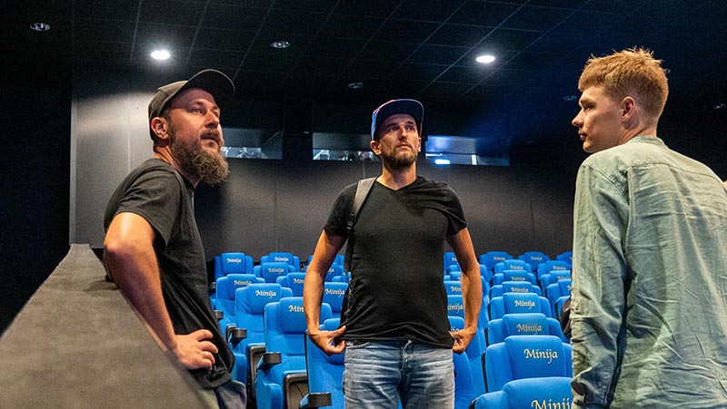 ooChoreografas ir šokėjas Taurūnas Baužas (viduryje) ėmėsi naujo kūrybos žanro ir sujungė kiną su šokiu.