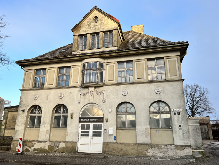 Karališkasis akcizų namas, Gegužės g. 8 Namas pastatytas 1915 m. pagal to meto miesto vyr. architekto Walterio Kleemanno projektą. Pastatas statytas Matų ir saikų rūmams „Eichamt“ įkurti ir veikė kaip karališkoji akcizų įstaiga. Ši įstaiga atliko metrologijos funkciją. Rūmai pastate buvo įsikūrę iki XX a. II pusės. Paskutinį kartą rekonstruotas apie 1990 metus. Šiuo metu pastatą ir aplinkinę teritoriją tvarko „Stemma group“ (valdybos pirmininkė Inga Gusiatina). Projektas - „Gegužės sodai“.