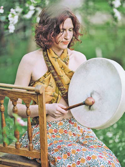 Kai kurie iš muzikos instrumentų, pasak Justinos Joanos, yra labai intuityvūs, pavyzdžiui, šamaninis būgnas. Jais groti nereikia įdėti daug pastangų.