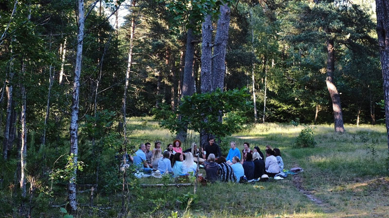 „Miške dainuoti labai įdomu nes garsas atsimuša į medži oo us, ir įsijungia įvairūs gamtos garsai, paukšteliai“, – sako Justina Joana.
