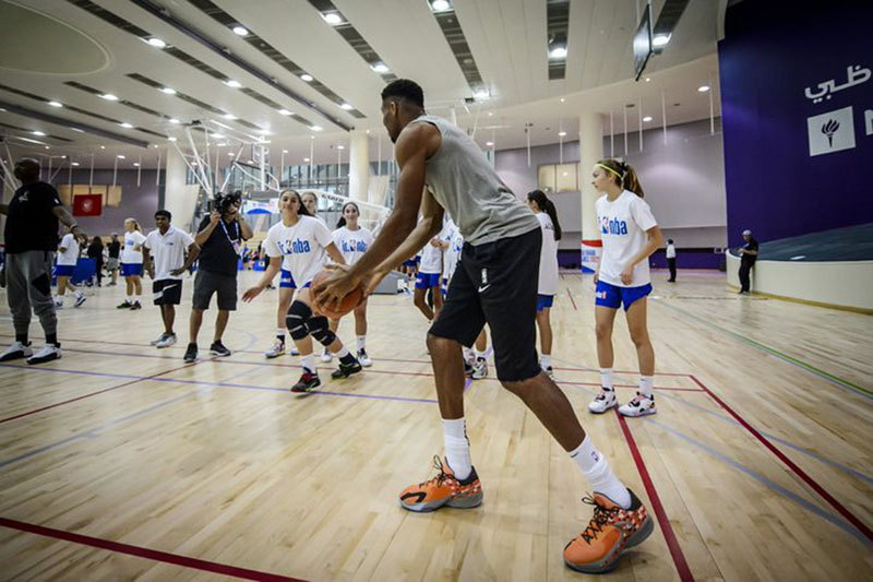 ABU DABYJE. „Jr. NBA Elite Training Camp“ treniruočių stovykloje klaipėdietei Justei Mockevičiūtei veiklos netrūksta - susitikimai su NBA žvaigždėmis, treniruotės, išvykos ir ekskursijos, o spalio 6 ir 8 dienomis laukia NBA rungtynės. „Jr. NBA Elite Training Camp“ nuotr.